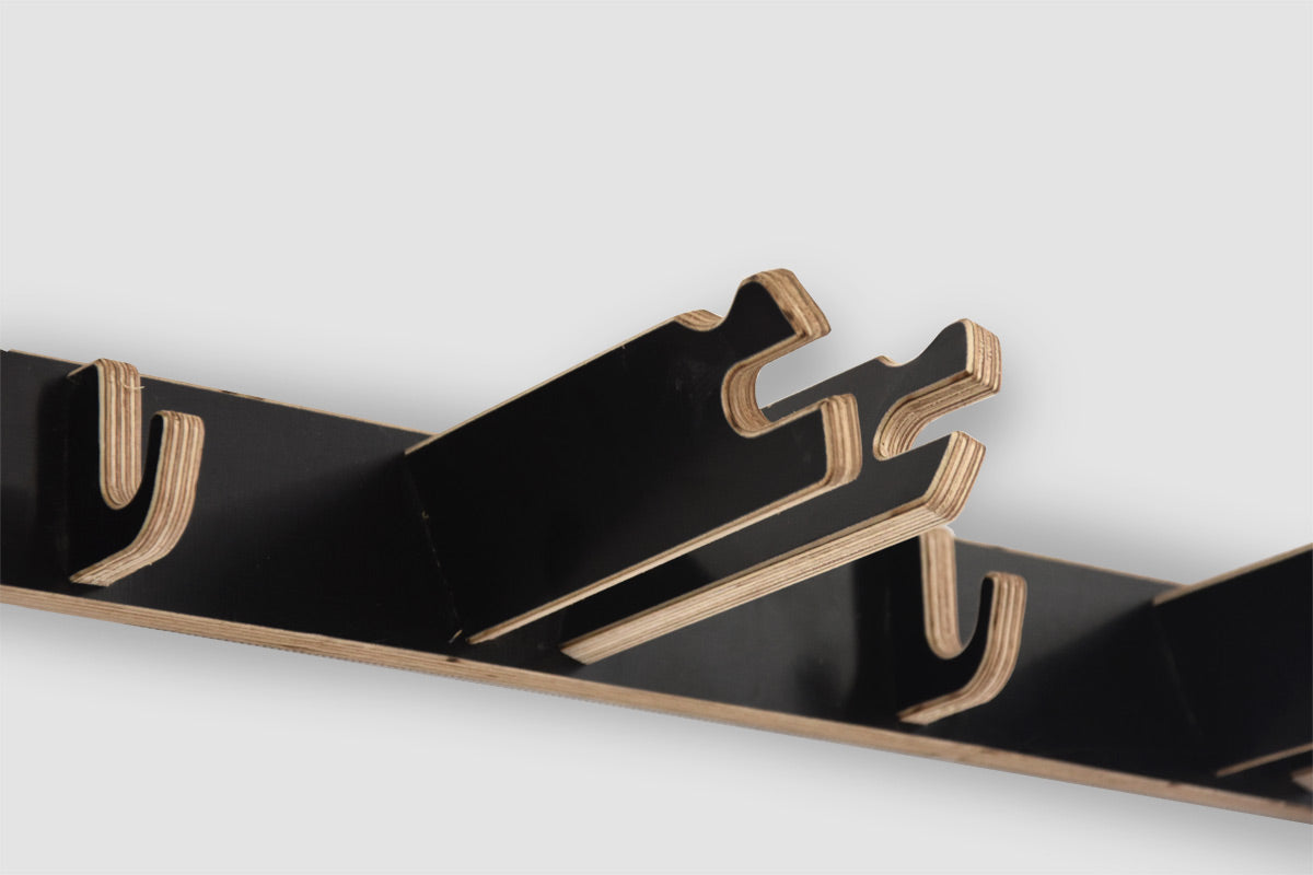 Hanging stand for 3 pairs of skis