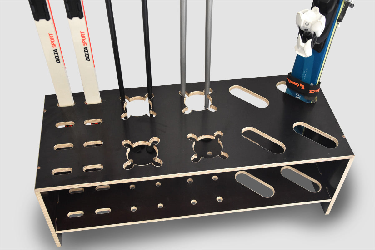 Kombinirano leseno stojalo za alpske in tekaške smuči ter palice