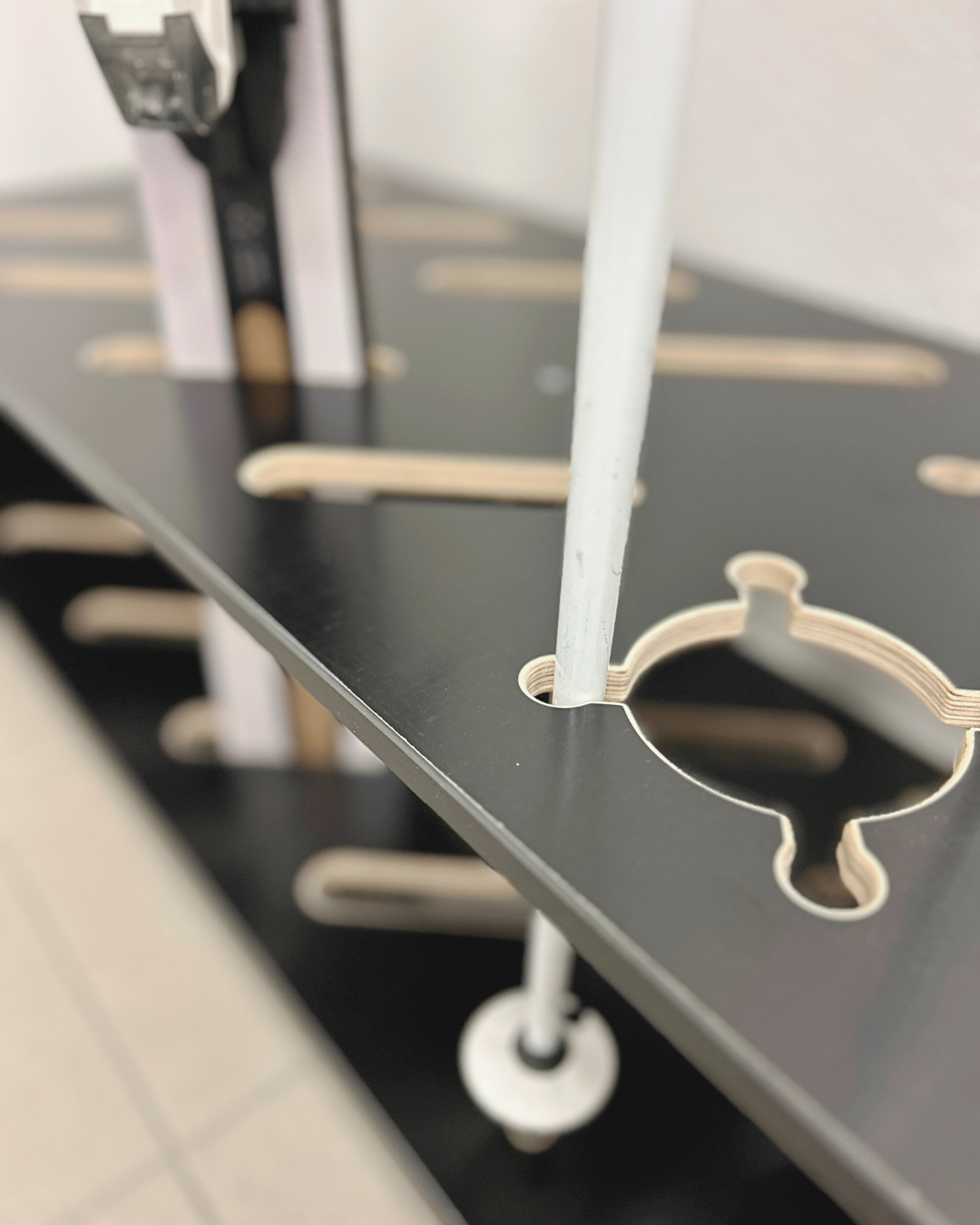 Kombinirani drveni stalak za skije i štapove