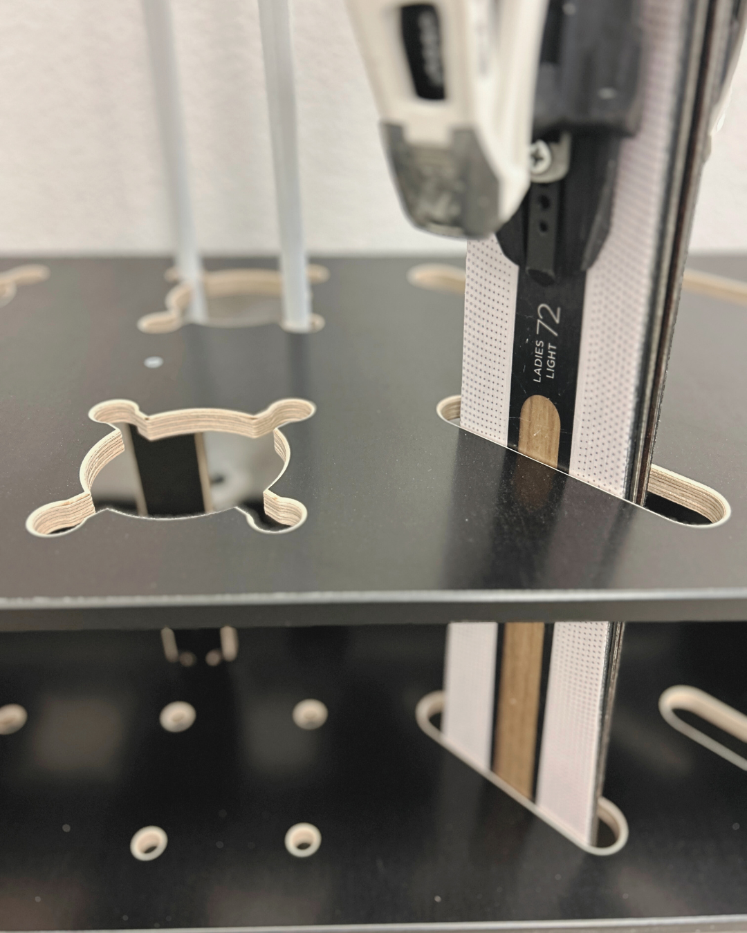 Kombinirano leseno stojalo za alpske in tekaške smuči ter palice