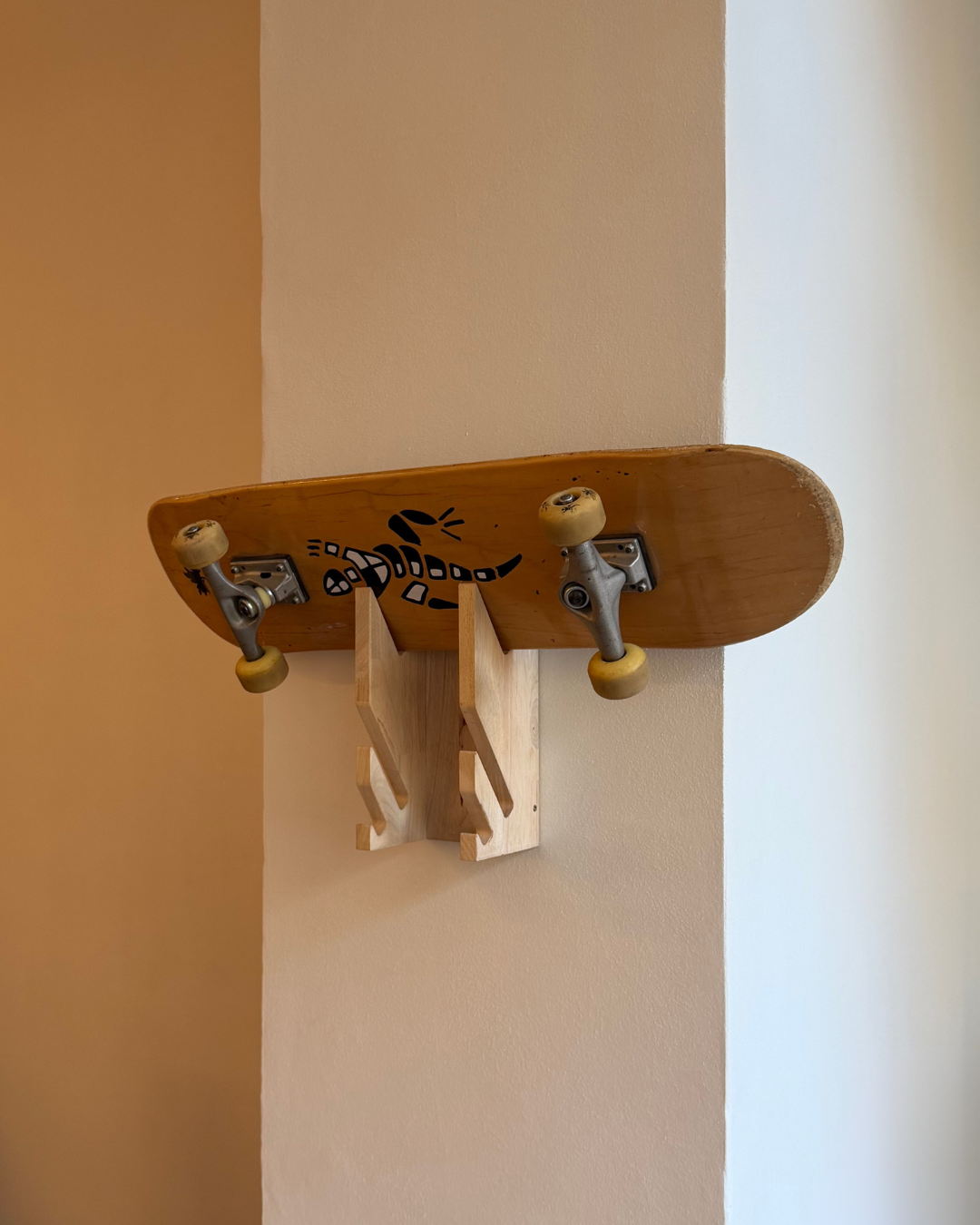 Wall holder for 2 snowboards or skateboards