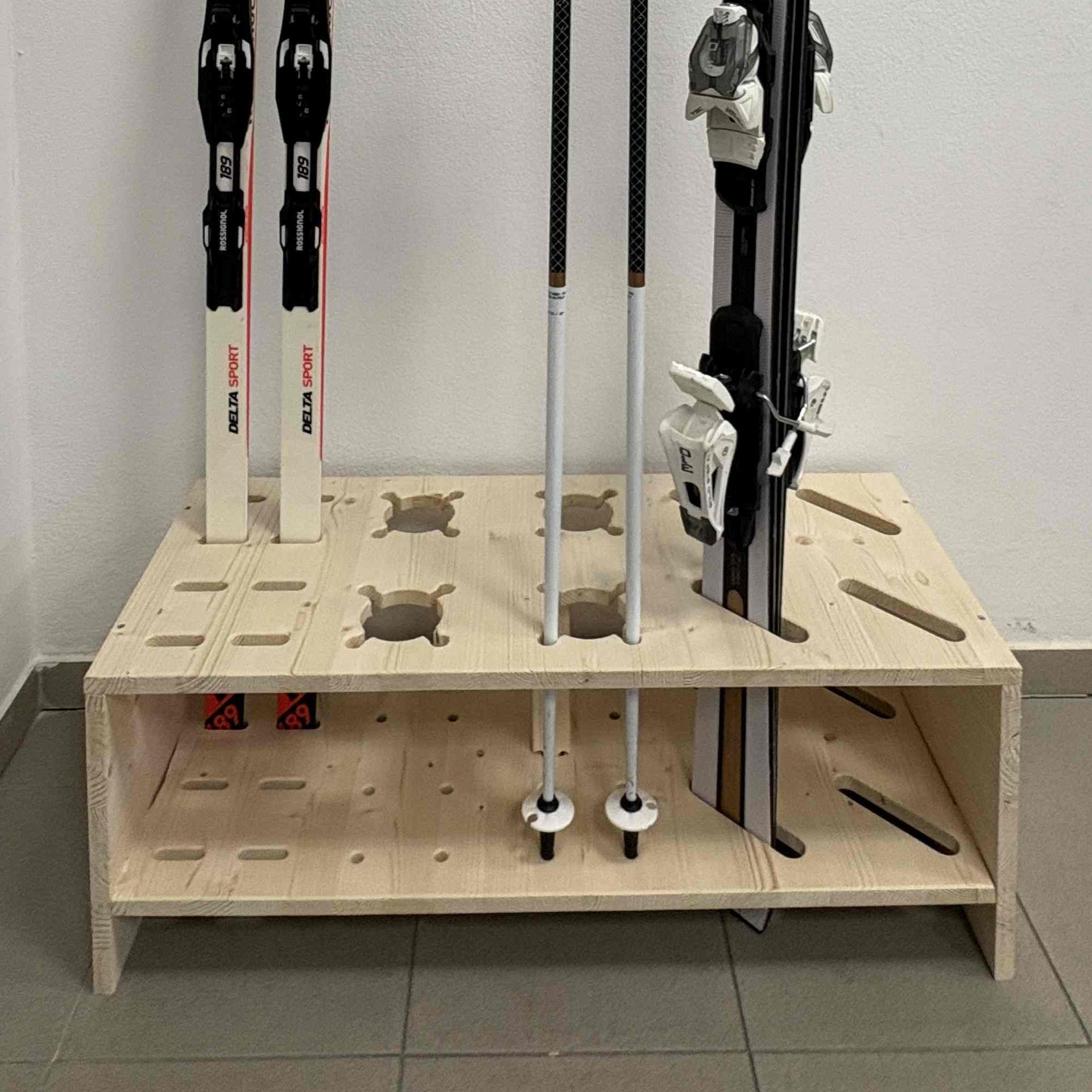 Kombinirano leseno stojalo za alpske in tekaške smuči ter palice - Naravna