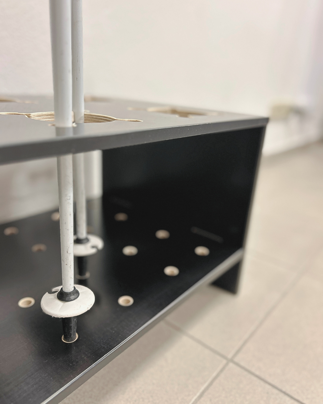 Kombinirani drveni stalak za skije i štapove