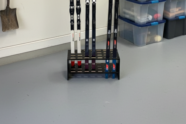 Leseno stojalo za 14 parov tekaških smuči