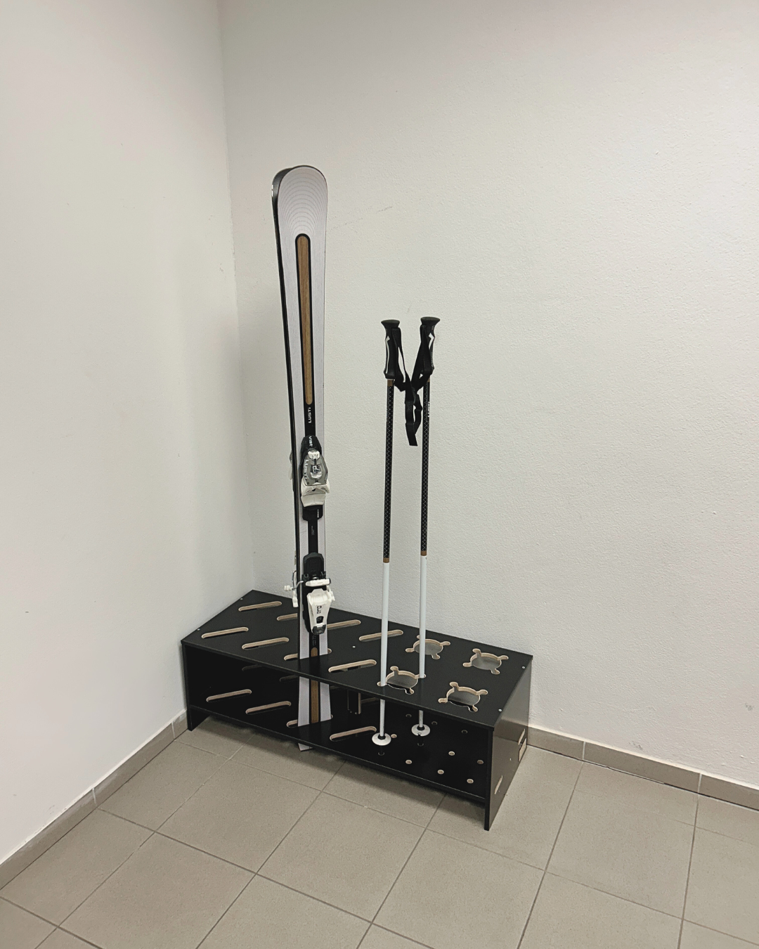 Kombinirano leseno stojalo za smuči in palice