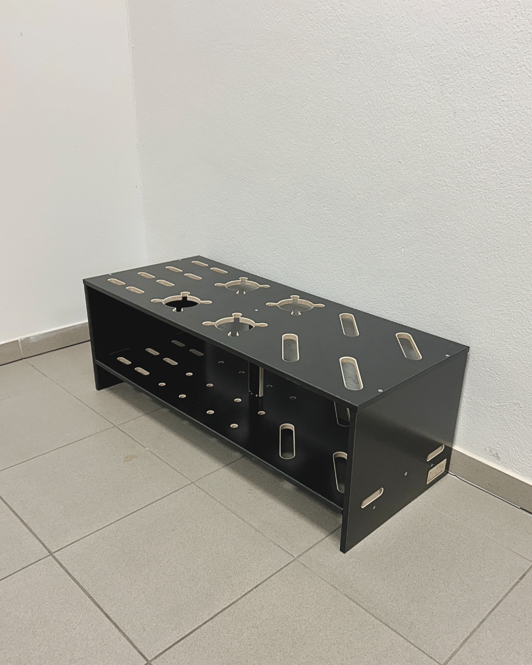 Kombinirano leseno stojalo za alpske in tekaške smuči ter palice