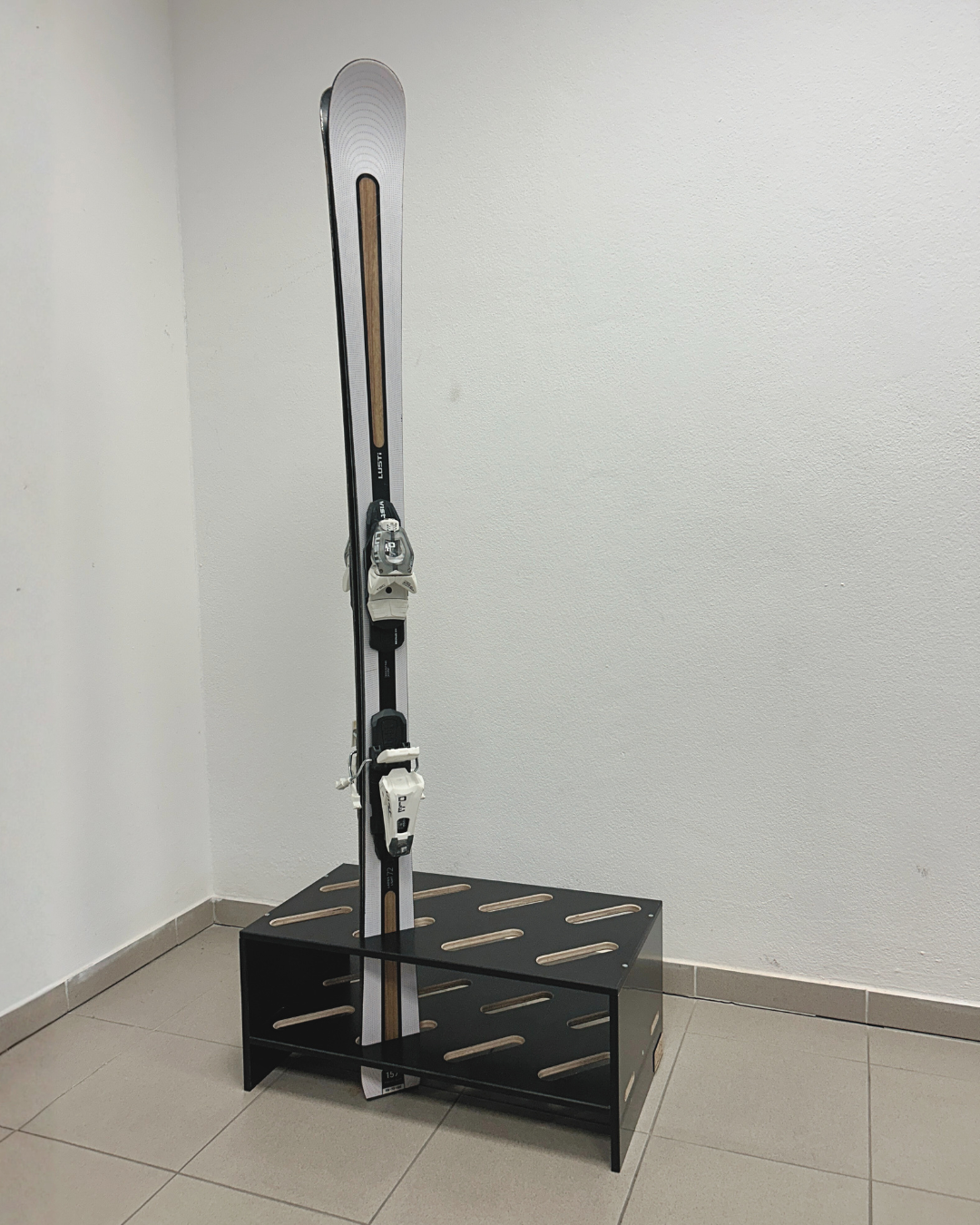 Wooden ski stand – 8 pairs, 61 × 33 cm