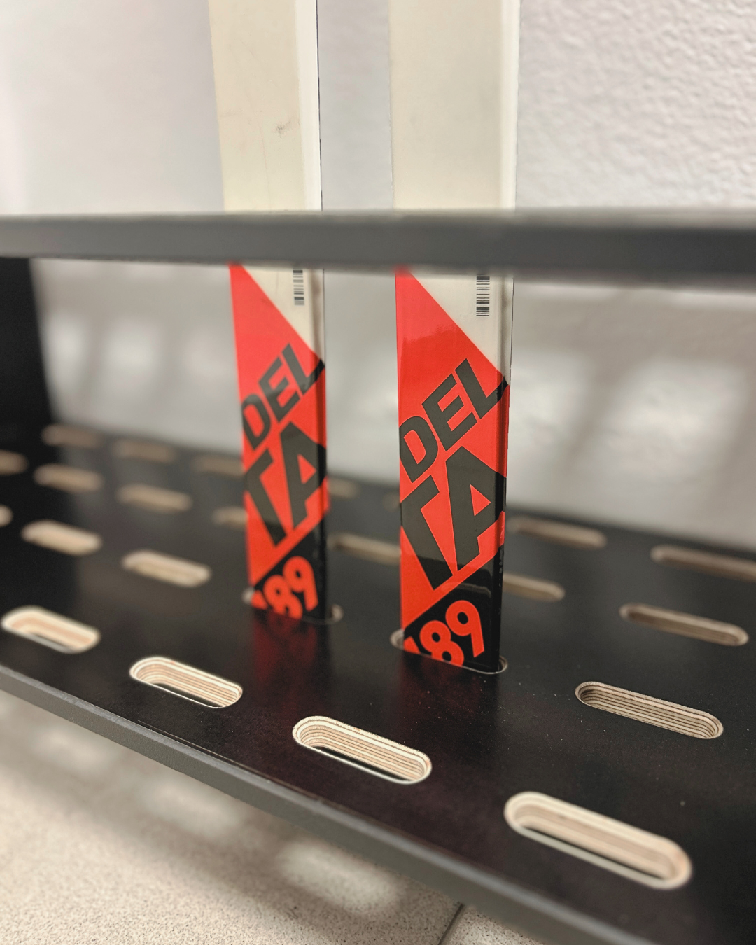 Drveni stalak za 14 pari skija za trčanje